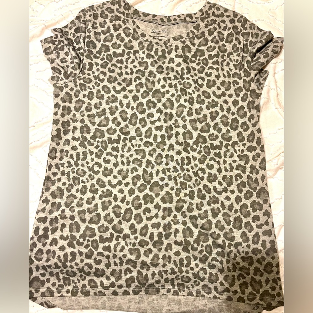 Zoe + Liv. Size M. Leopard print lightweight t shirt.